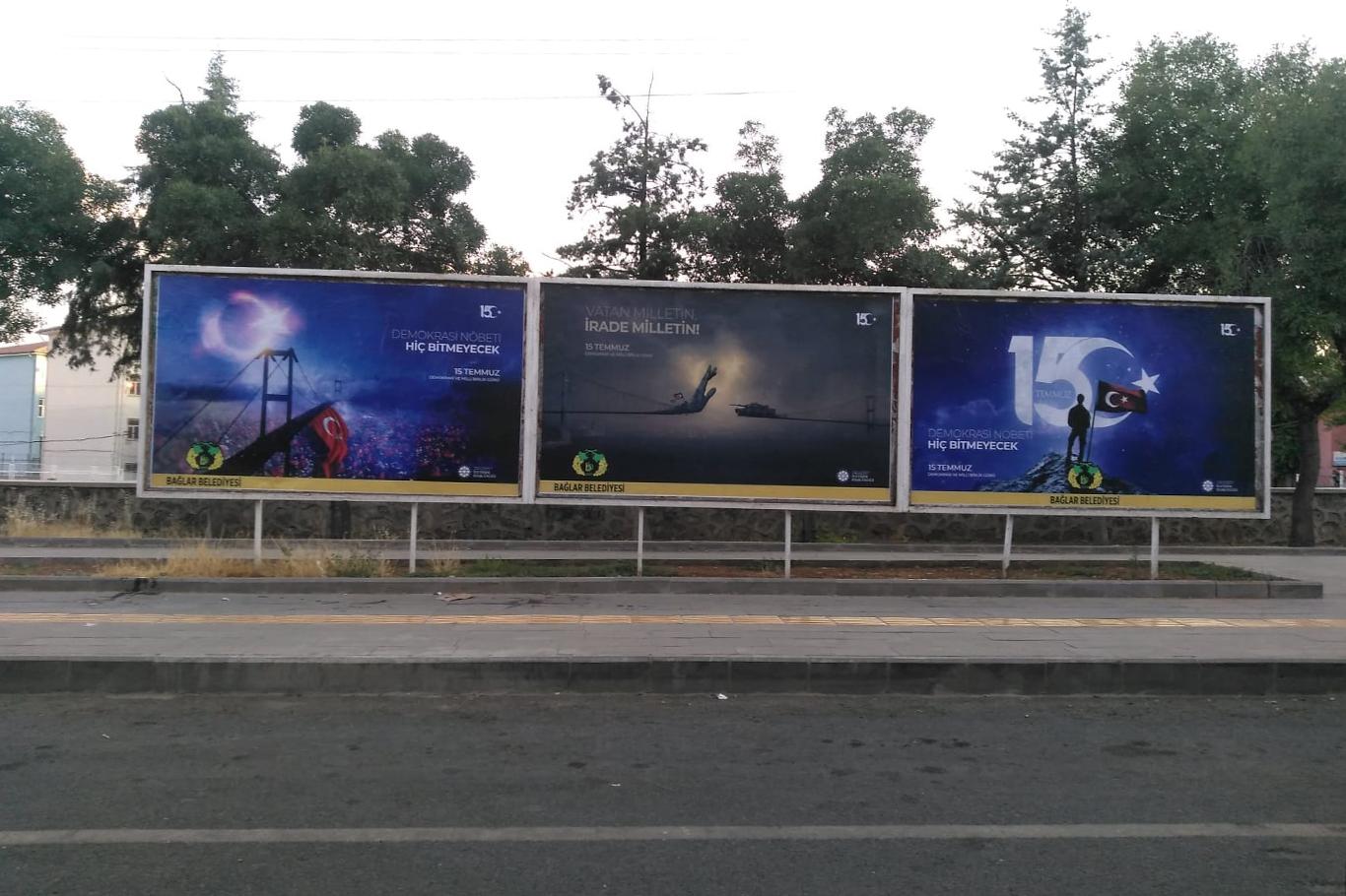 Diyarbakır'da 15 Temmuz gecesi billboardlarla yansıtıldı Diyarbakır'da 15 Temmuz gecesi billboardlarla yansıtıldı